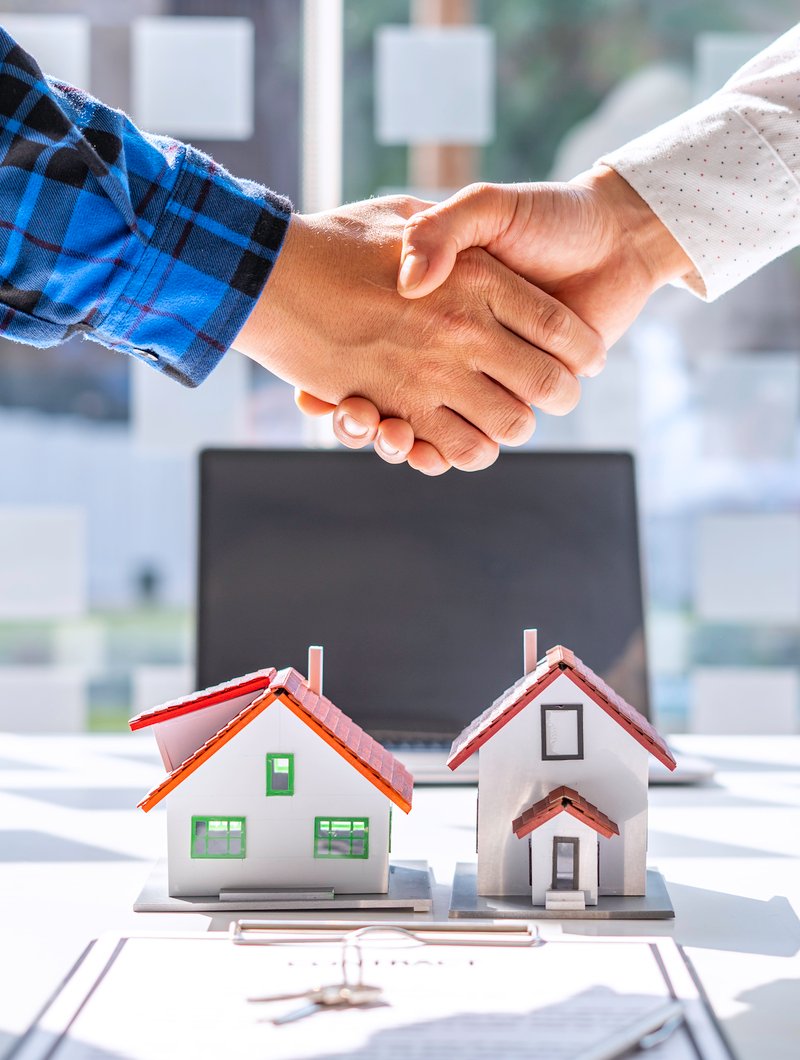 Asesor inmobiliario cerrando un trato de venta de casa en Puebla.